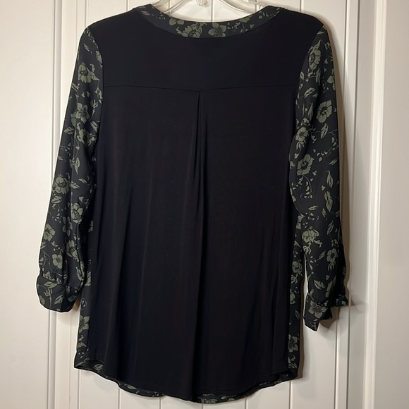 Fortune + Ivy SZ S Green and Black blouse. The front is polyester & back is knit - Picture 5 of 6
